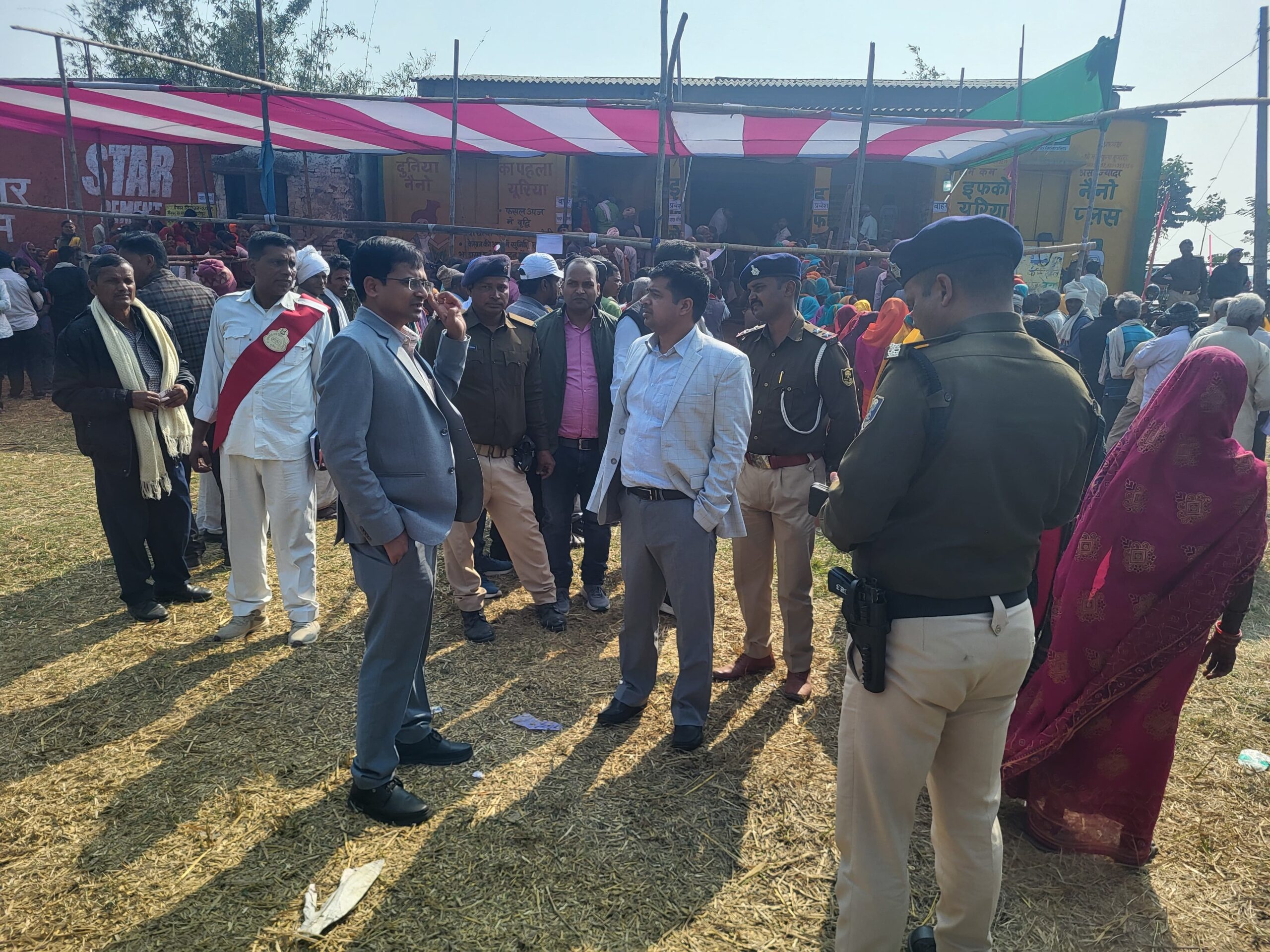 पैक्स चुनाव के तहत मतदान केंद्र का जिलाधिकारी ने लिया जायजा