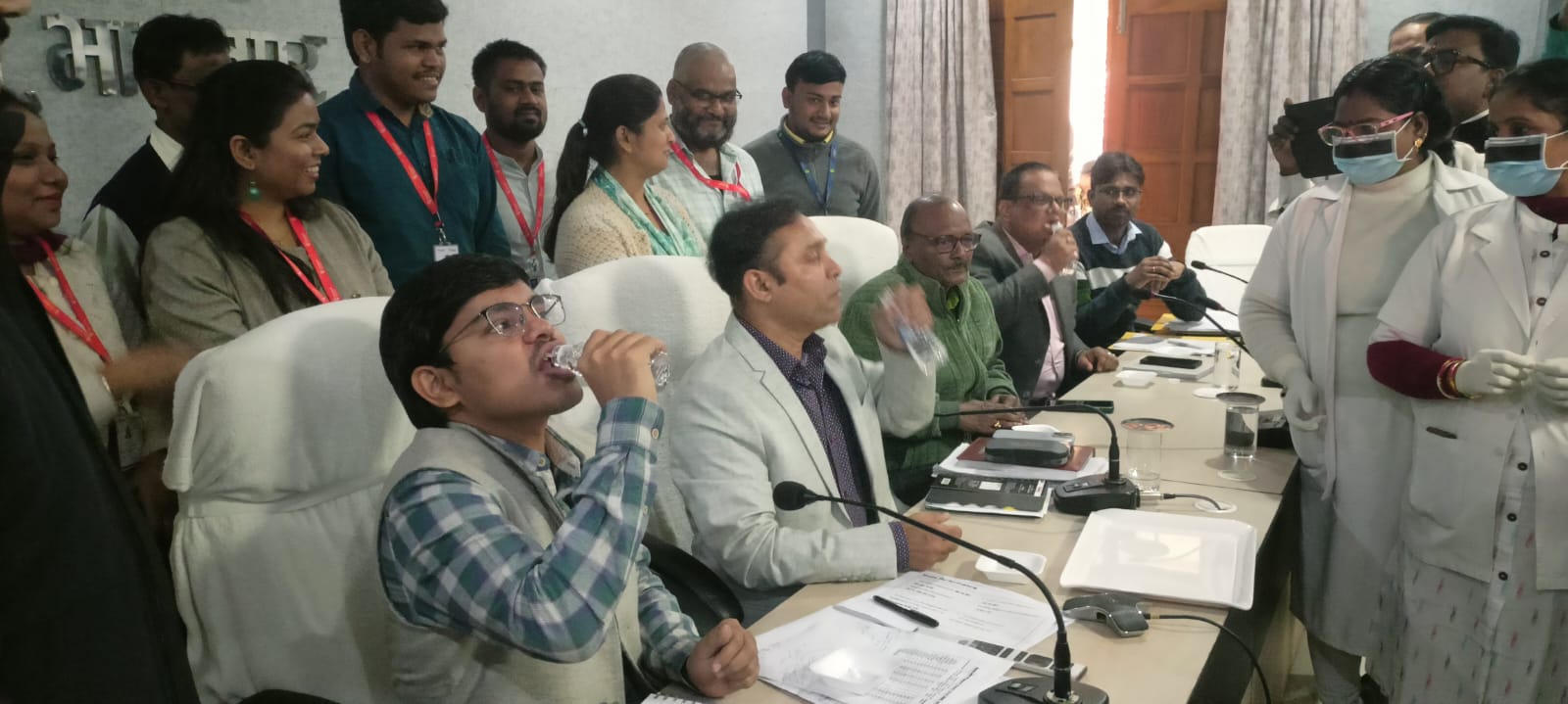 डीएम ने स्वयं फाइलेरिया रोधी दवा का सेवन कर अभियान की शुरुआत की