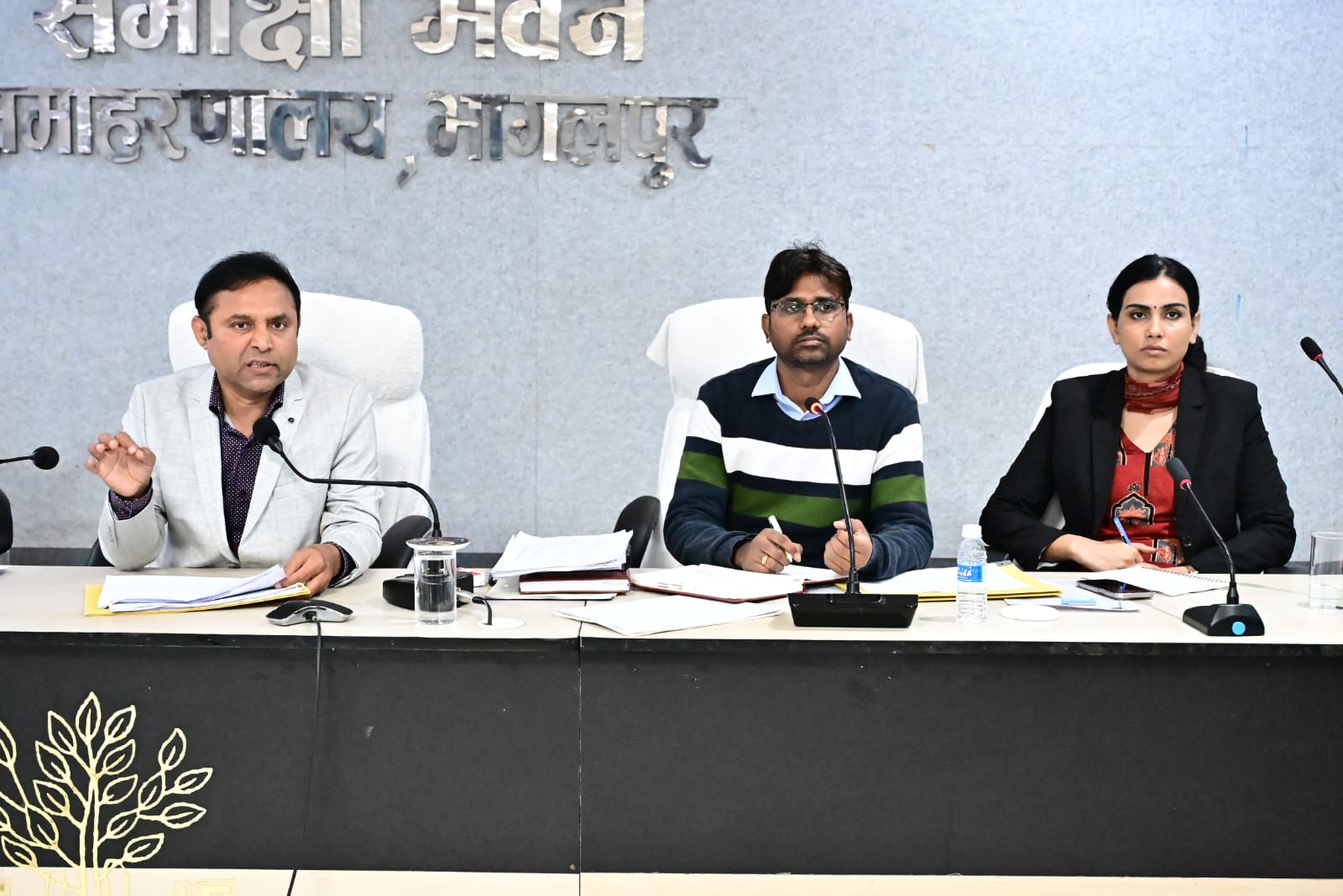 आधारभूत संरचना योजनाओं की प्रगति की डीएम ने की समीक्षा: भुगतान लंबित मामलों के त्वरित निपटारे और सड़क चौड़ीकरण सर्वे के निर्देश