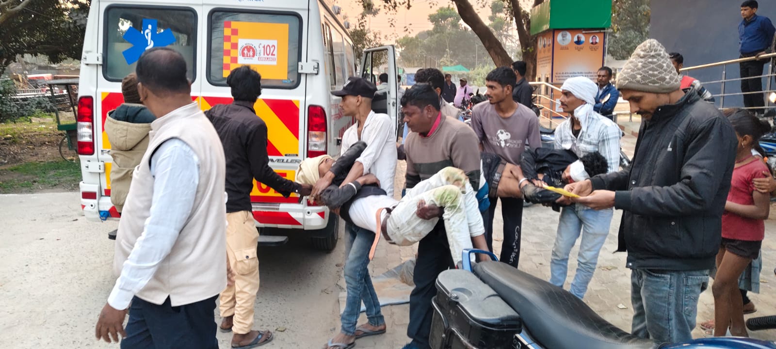 छातापुर में बाइक असंतुलित होकर गिरा,एक युवक की मौत,दो घायल