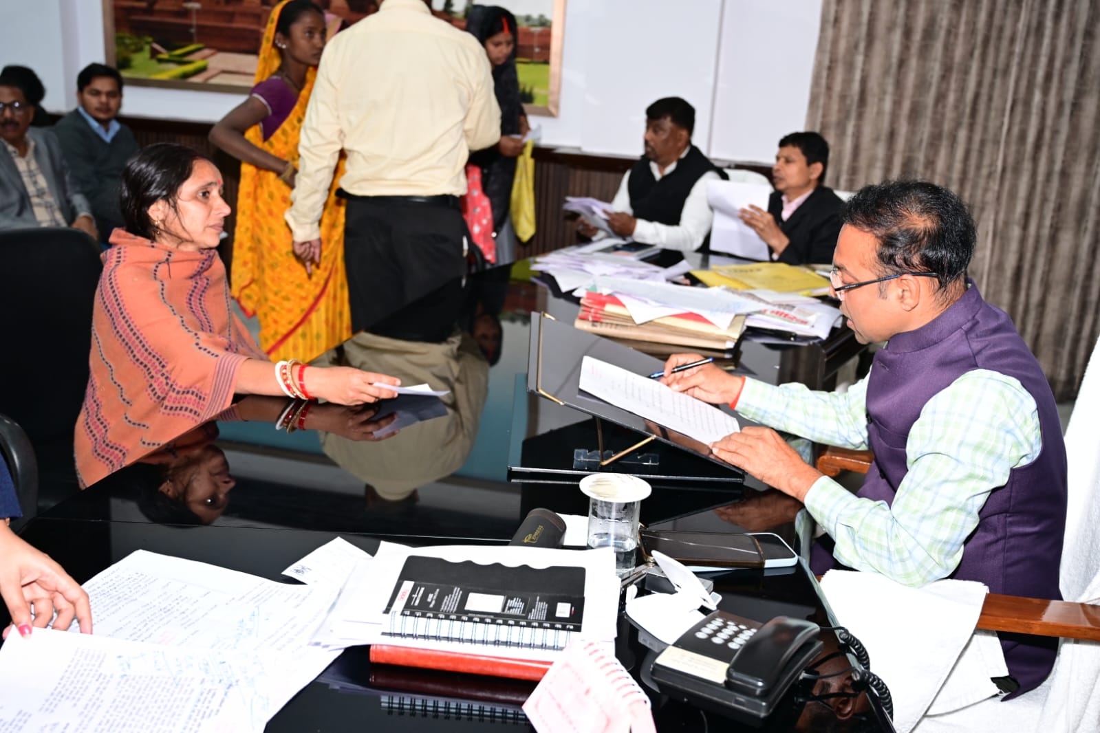 ‘सबका सम्मान–जीवन आसान’ के तहत डीएम ने सुनीं 70 से अधिक फरियादें