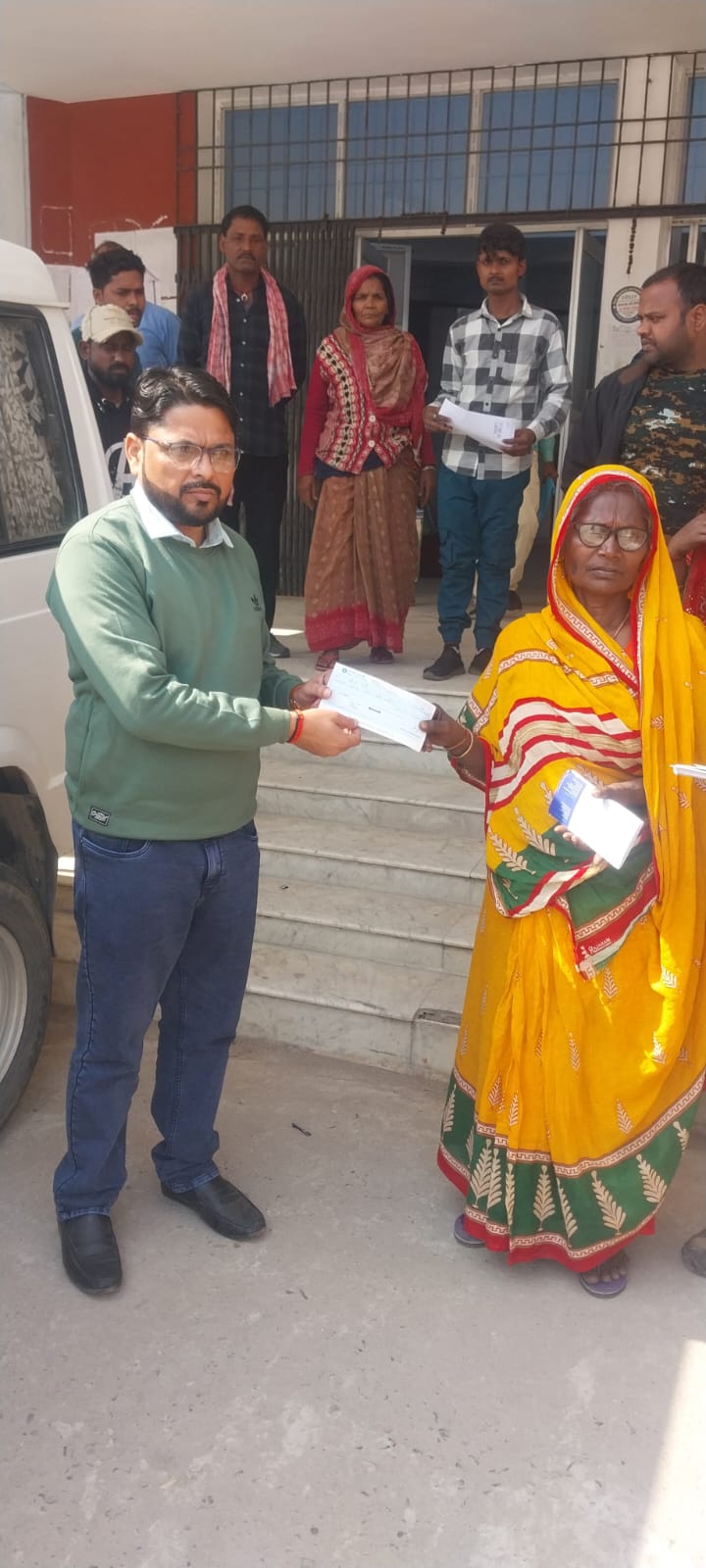 सुपौल में अग्नि पीड़ित परिवारों को राहत सहायता राशि का चेक वितरित