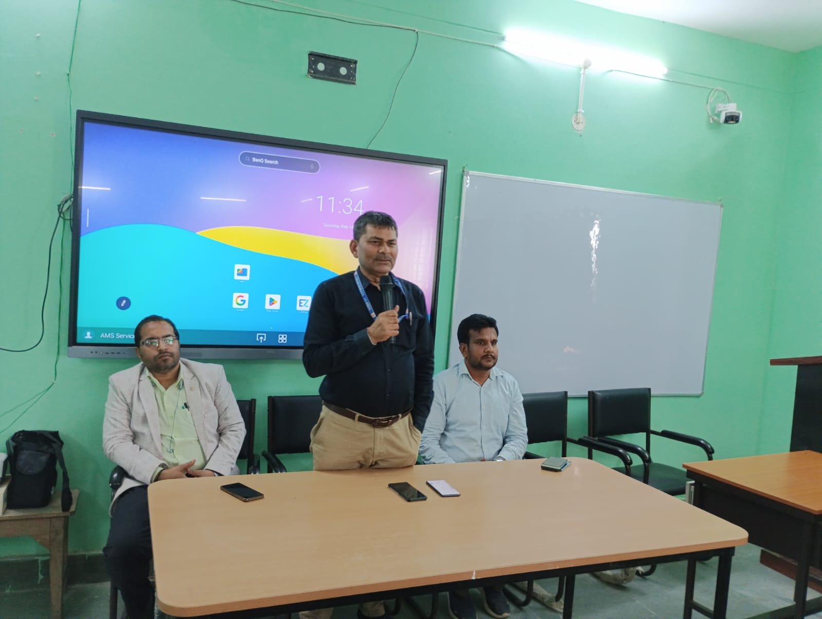 डीईओ ने बसहा डायट में पिपरा प्रखंड के एचएम के साथ की बैठक: टैब से सभी छात्र-छात्राओं की उपस्थिति बनाने का दिया निर्देश