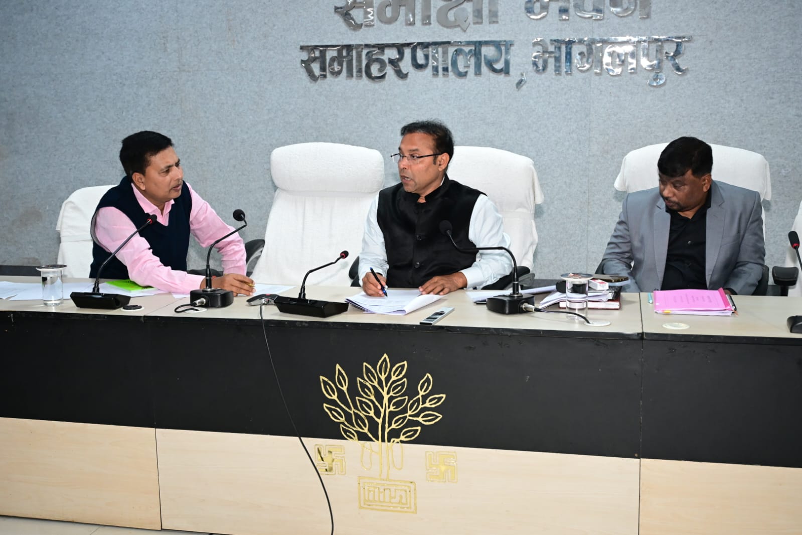 धान अधिप्राप्ति की समीक्षा बैठक, 37,285 एमटी लक्ष्य के विरुद्ध 22,924 एमटी खरीद: मिलिंग बाधित होने पर डीएम ने दो दिनों में एफआरके आपूर्ति के दिए निर्देश