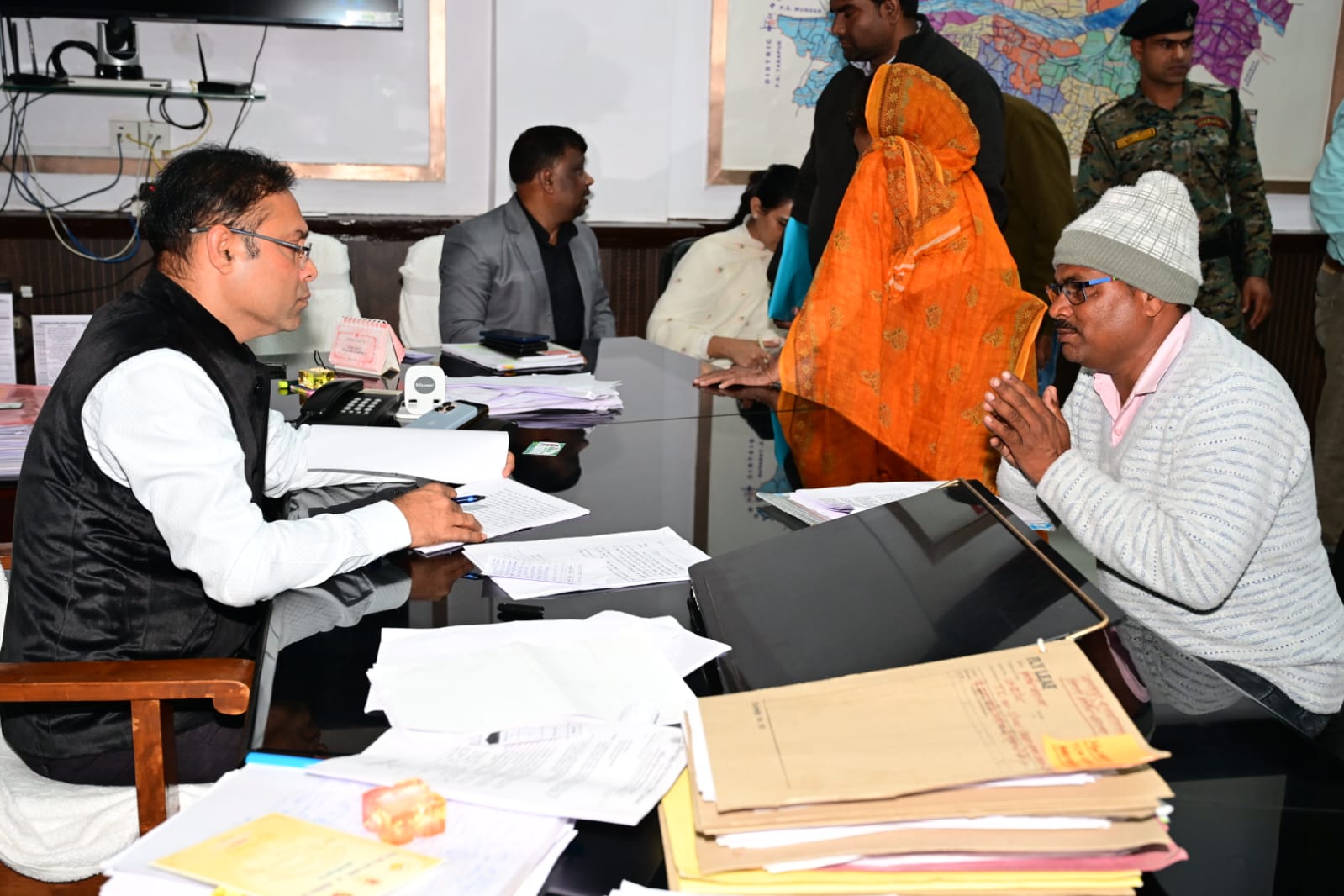 ‘सबका सम्मान–जीवन आसान’ के तहत डीएम ने सुनीं 30 शिकायतें: पेंशन व जमीन विवाद के मामलों पर त्वरित कार्रवाई के निर्देश