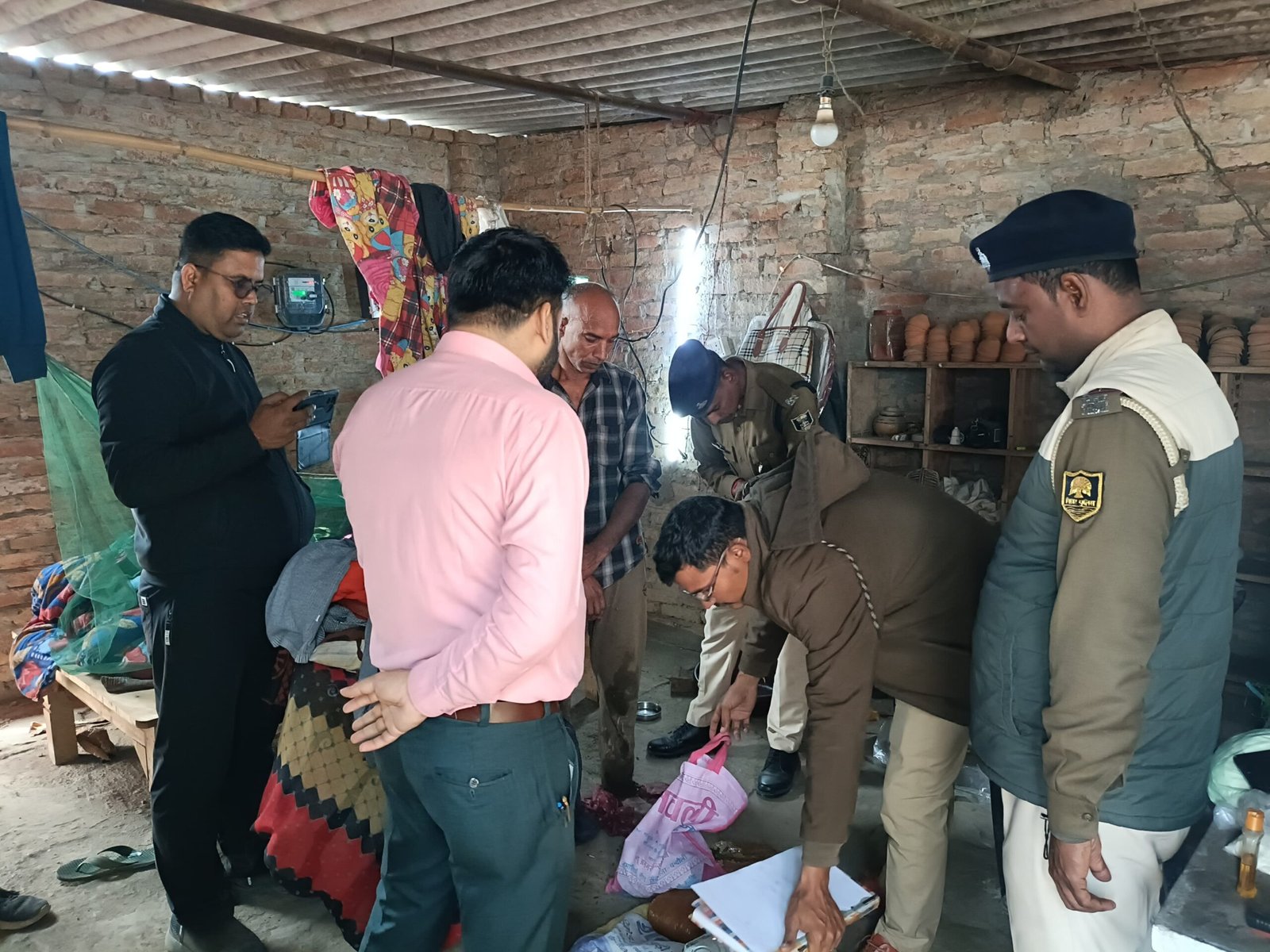 कैमूर के दुर्गावती में 2 किलो गांजा बरामद, एक गिरफ्तार: दुकान की आड़ में सप्लाई का आरोप, तराजू-वजन भी जब्त