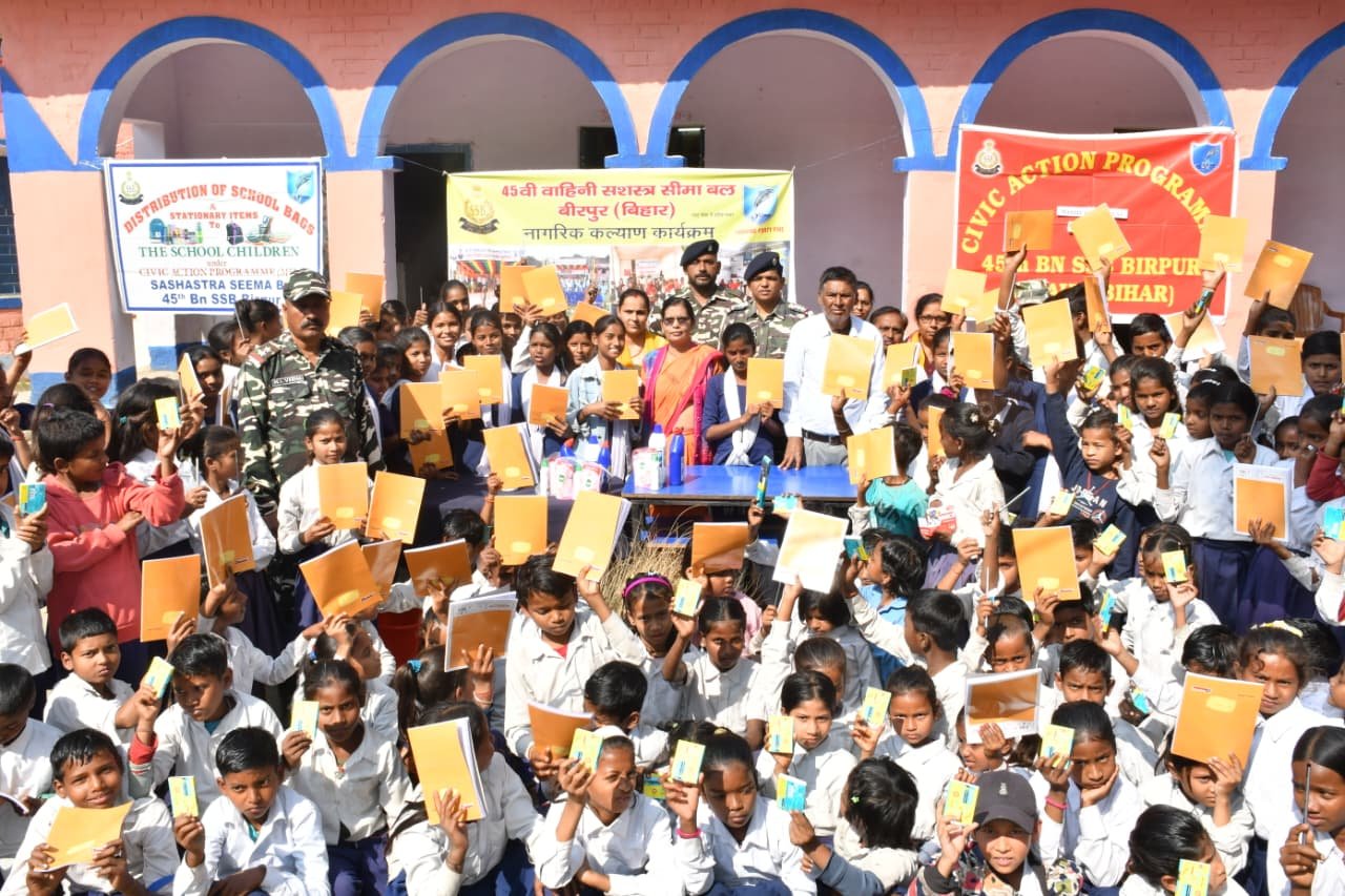 एसएसबी और नागरिक कल्याण कार्यक्रम के तहत शिक्षा, स्वच्छता सामग्री वितरण एवं निःशुल्क मानव चिकित्सा शिविर का आयोजन