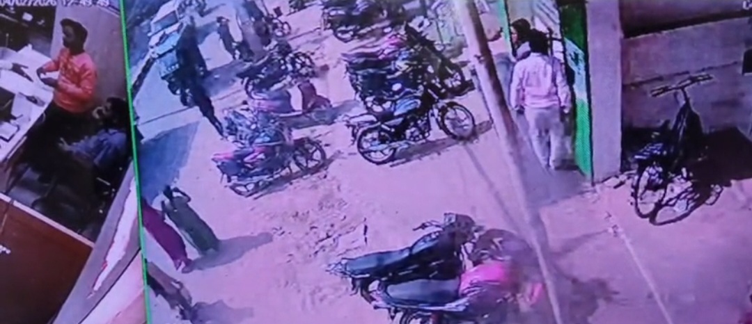 किस्त जमा होने के बावजूद फाइनेंस कर्मियों पर बीच सड़क मारपीट का आरोप, थाने के सामने हाई वोल्टेज ड्रामा, मामला दर्ज