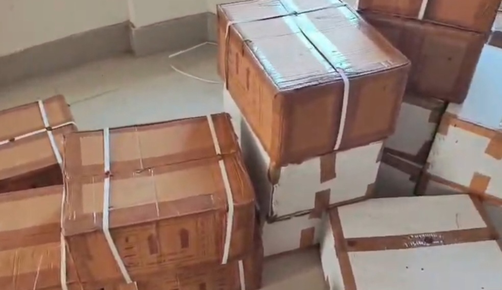 भपटियाही थाना क्षेत्र से 3280 बोतल कोरेक्स के साथ चार तस्कर गिरफ्तार, दो वाहन जब्त