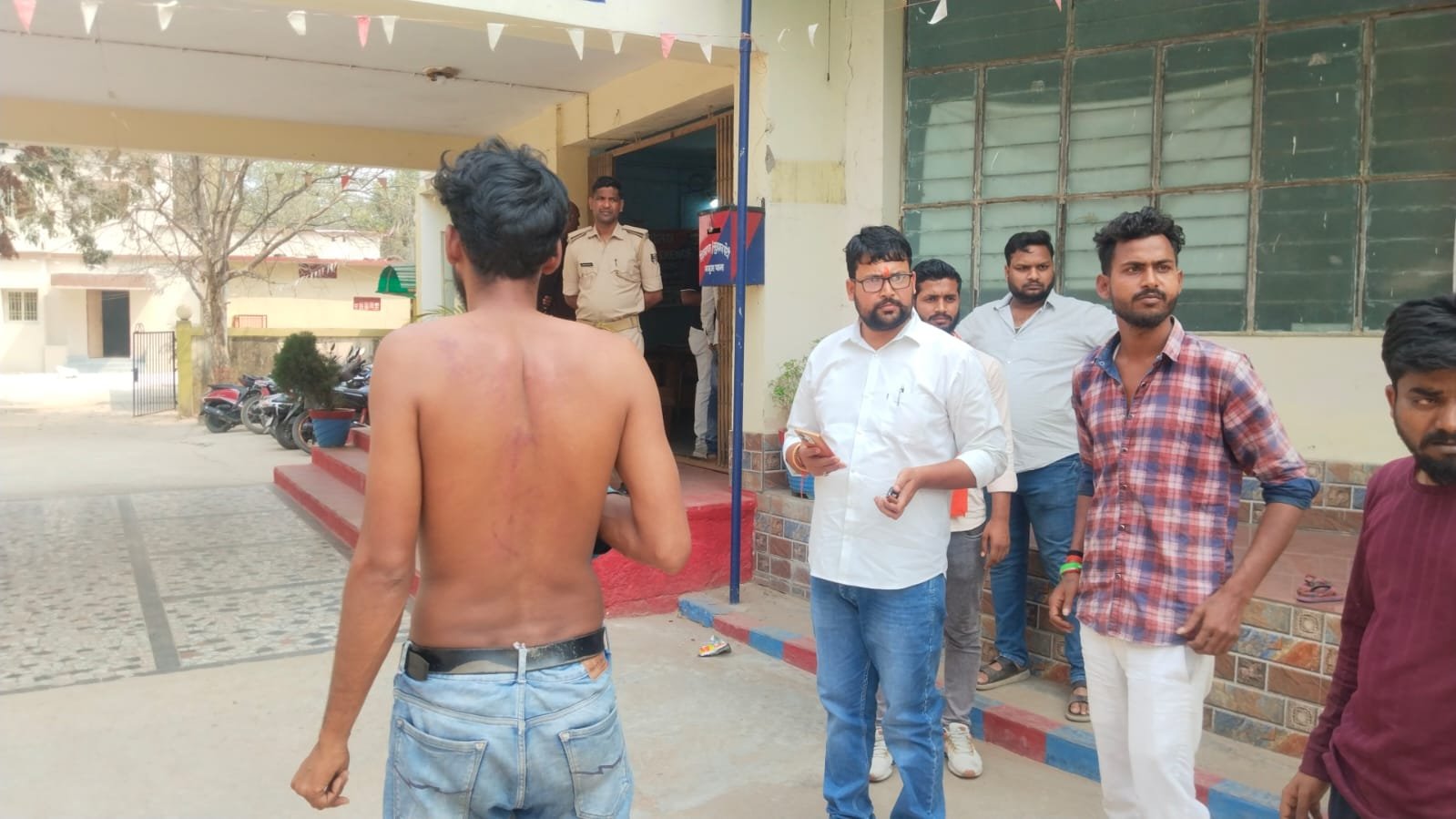 कैमूर में पशु तस्करों की दबंगई, ट्रक रोकने पर तीन युवकों को बीच सड़क पर पीटा; डायल-112 पुलिस पर लापरवाही का आरोप