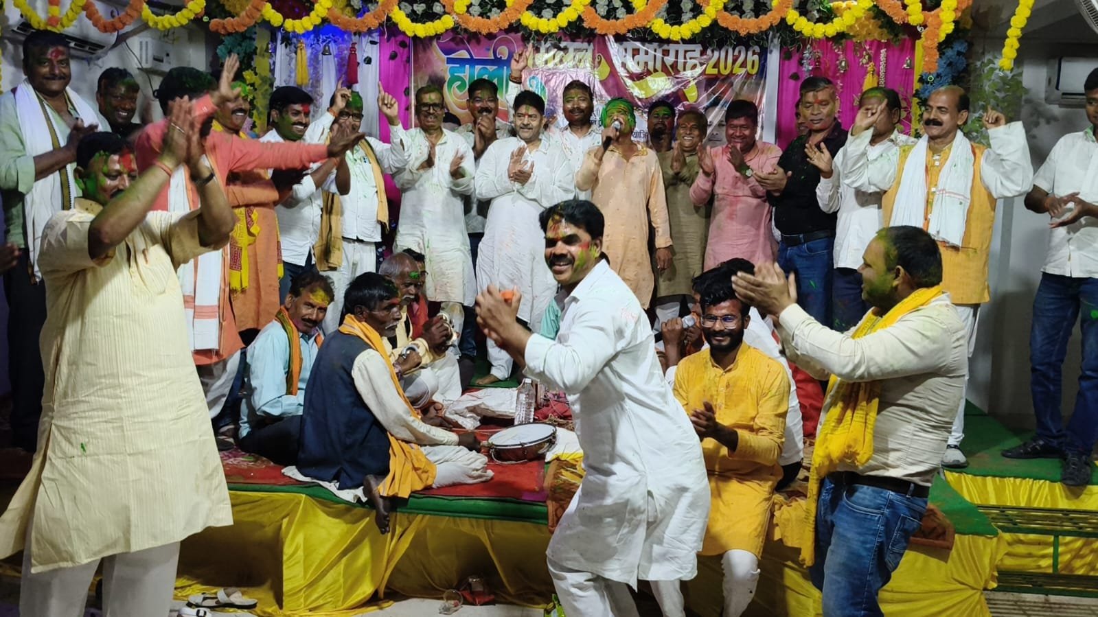 भभुआ में वैश्य समाज का होली मिलन समारोह, मुंडेश्वरी पैलेस में दिखी एकता और उत्साह