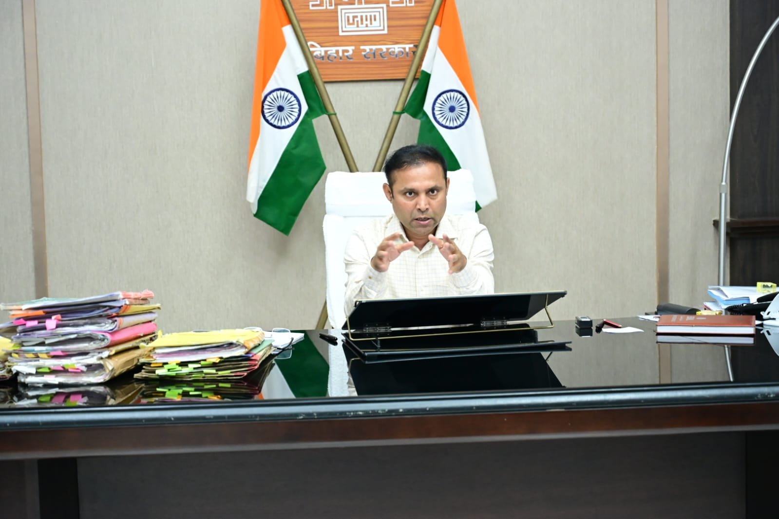 एलपीजी गैस को डीएम ने की समीक्षा बैठक, कहा-घबराने की जरूरत नहीं, पर्याप्त स्टॉक उपलब्ध