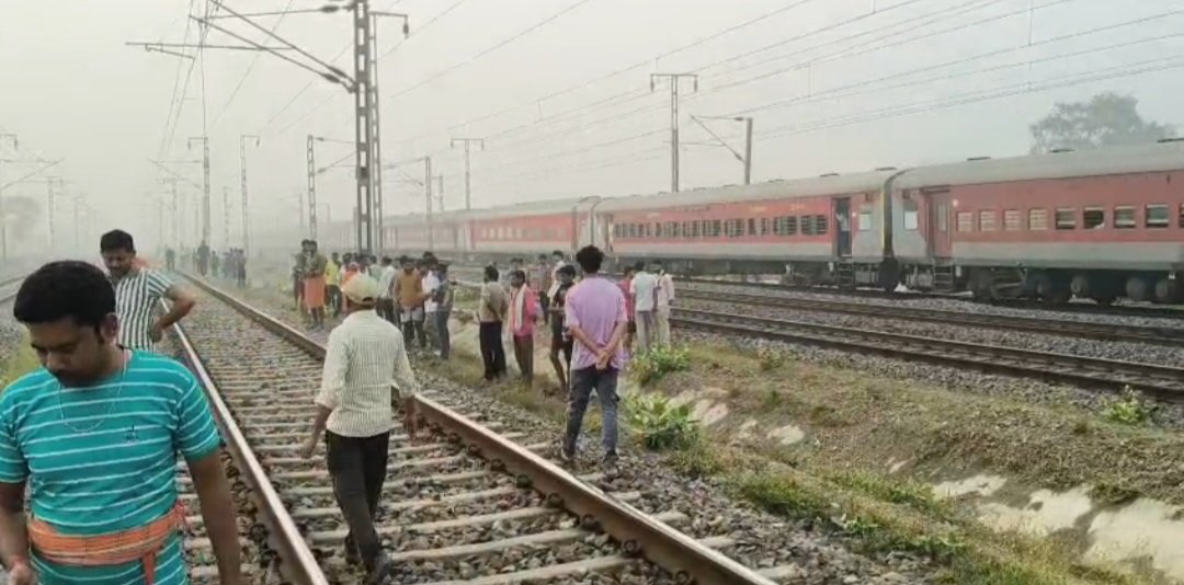 घने कोहरे में ट्रेन की चपेट में आने से दो सगे भाइयों की मौत: खेत जाने के दौरान हुआ हादसा, मौके पर पहुंची RPF और मोहनिया पुलिस