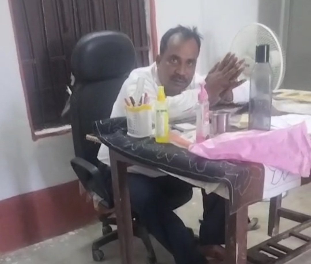 शिक्षा के मंदिर में शराब–कबाब और बारबालाओं का नाच! कैमूर के दो शिक्षकों की करतूत से शर्मसार हुआ स्कूल