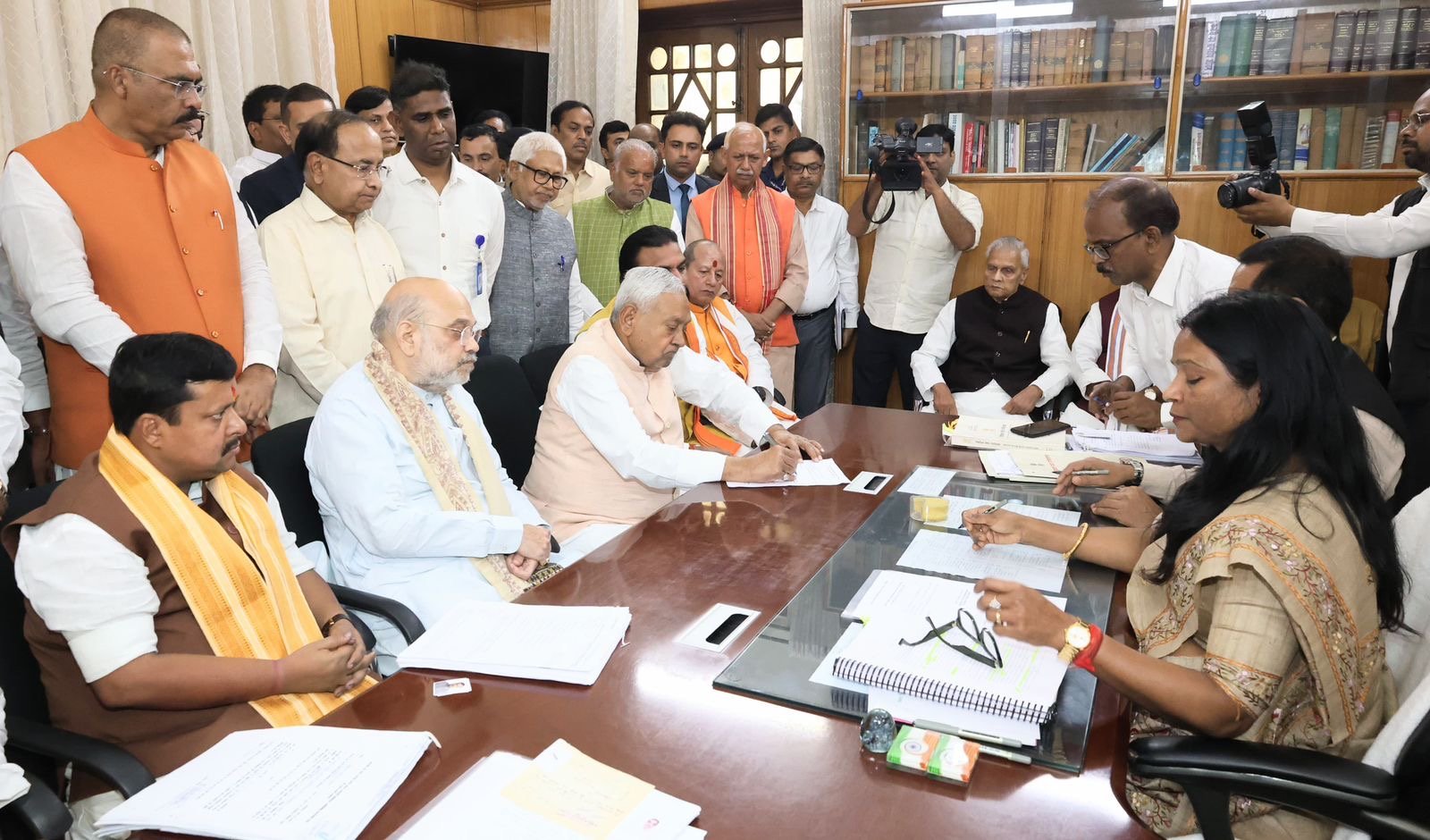 नीतीश कुमार ने भरा राज्यसभा के लिए नामांकन, बिहार की राजनीति में नए दौर की शुरुआत