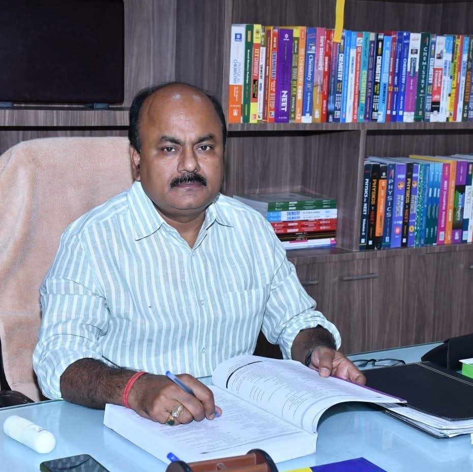 जान लीजिए कि तकनीक शिक्षा की सहयोगी है, विकल्प नहीं, समझिए कि क्यों NEET/JEE के लिए क्लासरूम की पढ़ाई आज भी अनिवार्य है