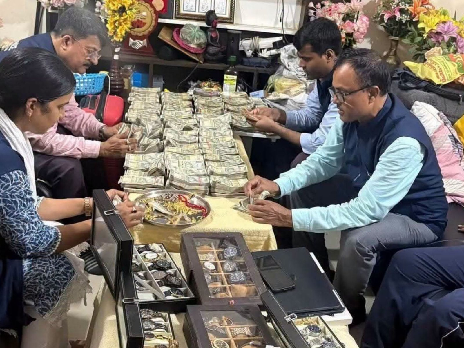 धनकुबेर निकला अफसर दंपती: एडीएम और सब-रजिस्ट्रार के ठिकानों से 80 लाख कैश, 48 विदेशी घड़ियां और करोड़ों की प्रॉपर्टी बरामद